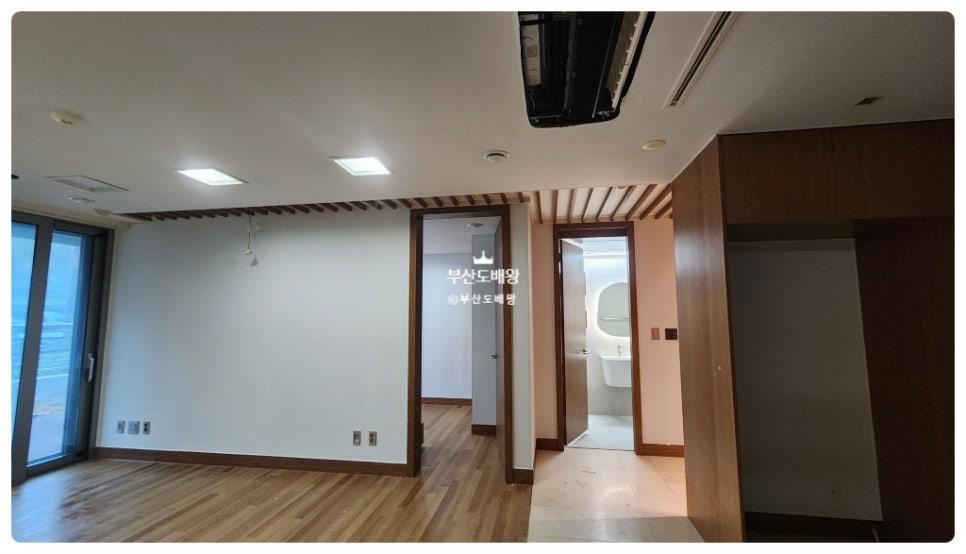 공기 조절 장치와 슬라이딩 창문이 있는 거실 공간