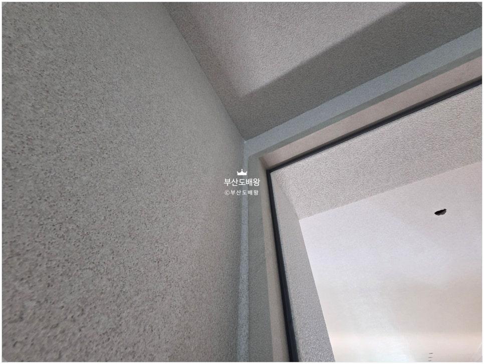 문틀 상단과 천장의 마감 접합부