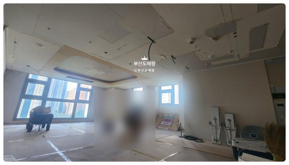 천장이 부분 철거된 상태의 실내 공간