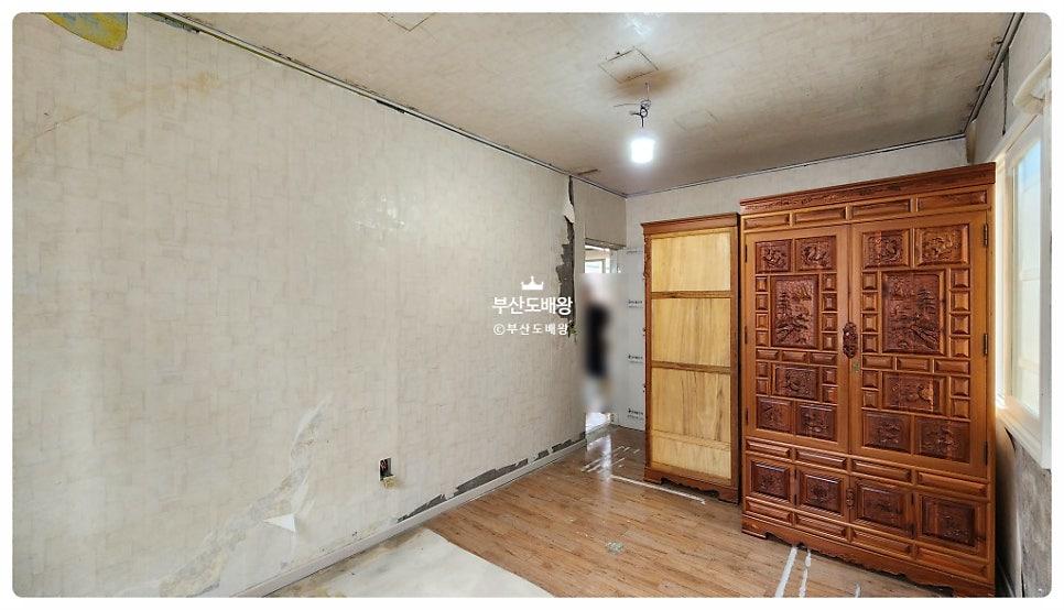목재 가구가 놓인 공간의 벽면 마감 상태