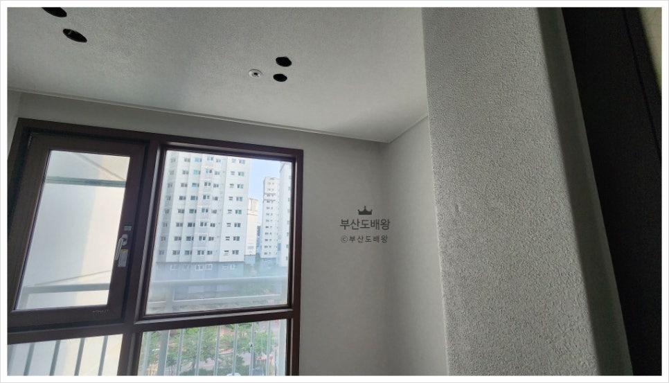 창문 주변의 벽면 정리 상태