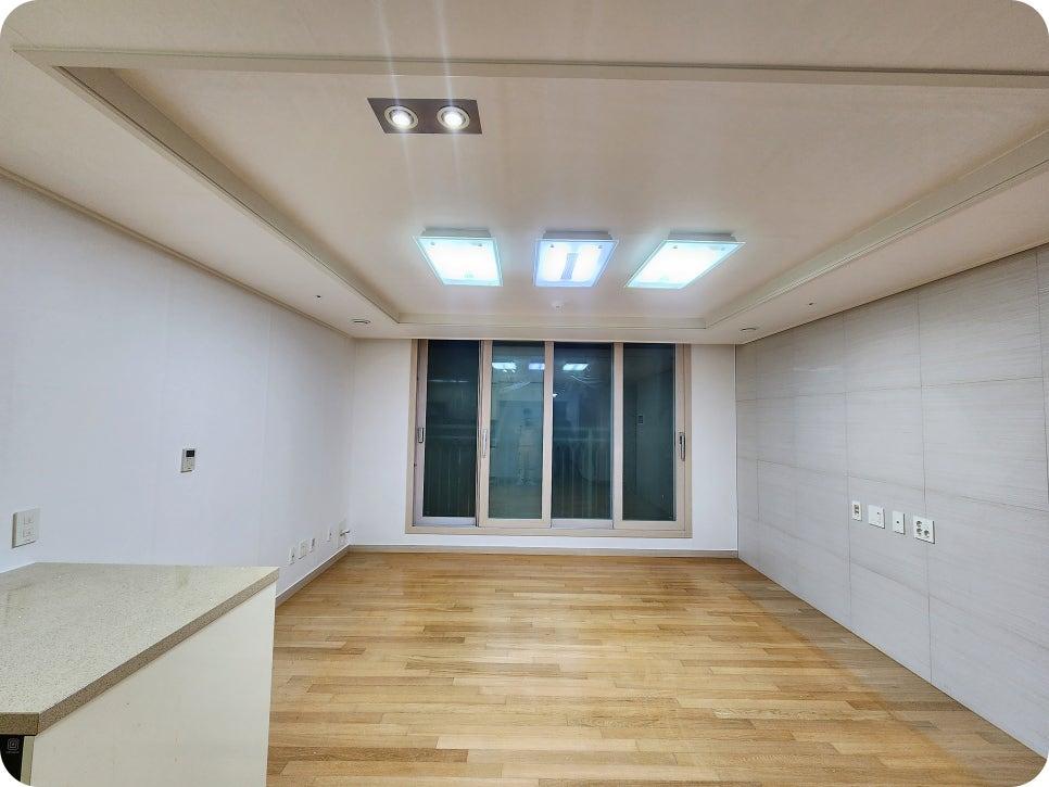 화이트 합지로 마감된 거실 전경