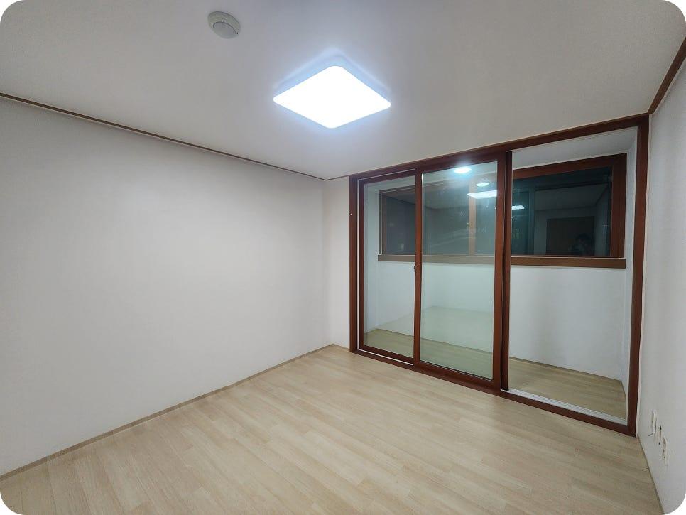 슬라이딩 도어와 목재 테두리가 적용된 공간