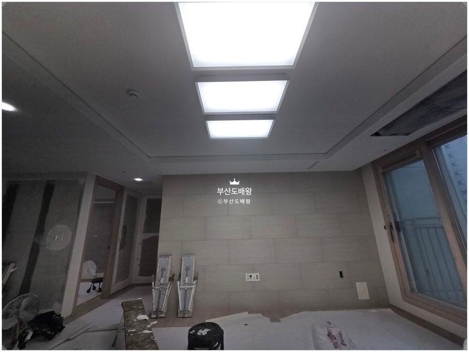 꼼꼼하게 조명과 벽면을 살피는 중