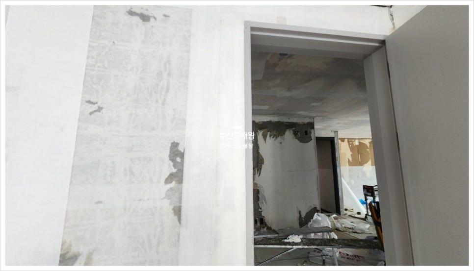 벽면 근처에 놓인 소형 도구의 모습