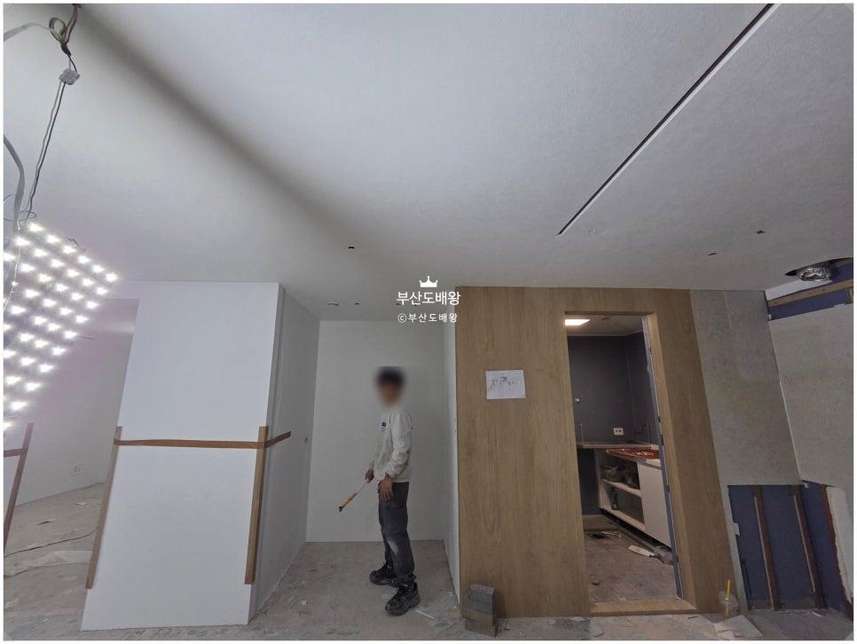 문틀 주변을 정돈하며 진행되는 공사 과정