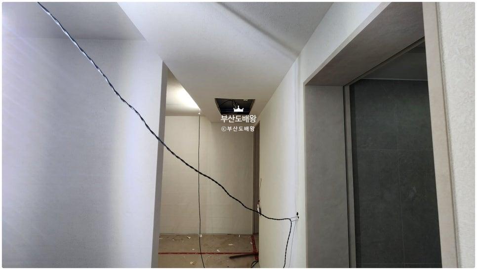 회색 도어가 보이는 복도 공간의 모습