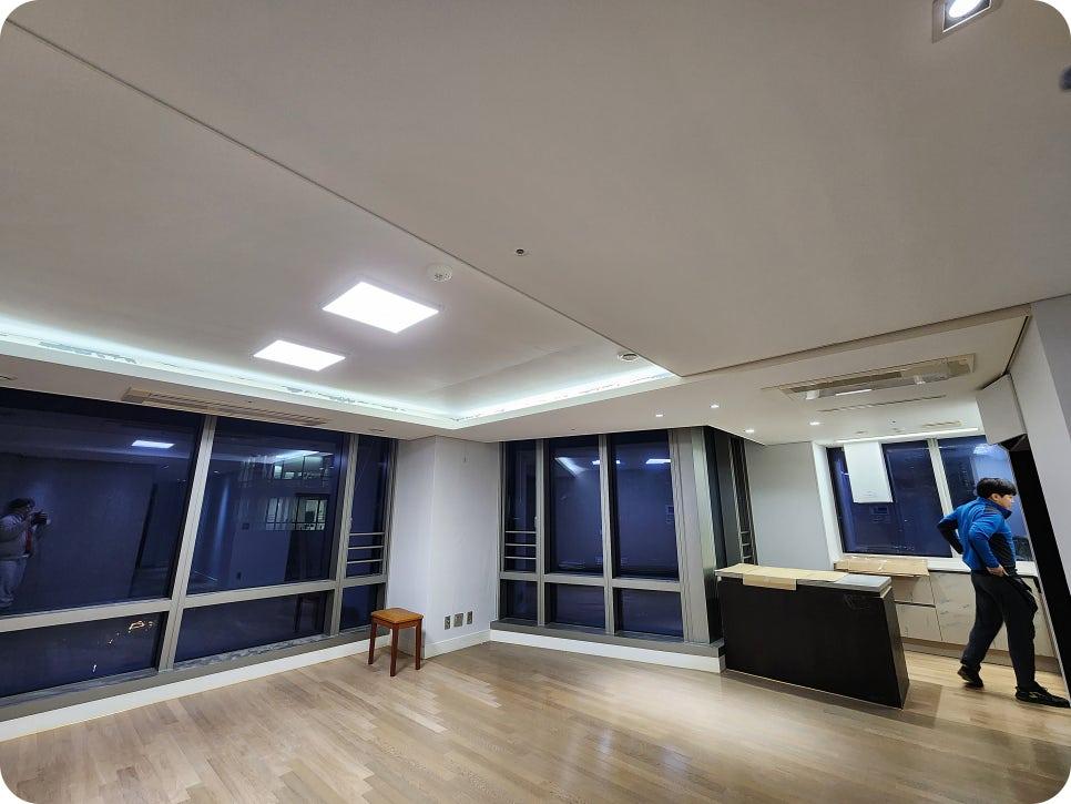 창문과 목재 바닥이 보이는 실내 작업 공간