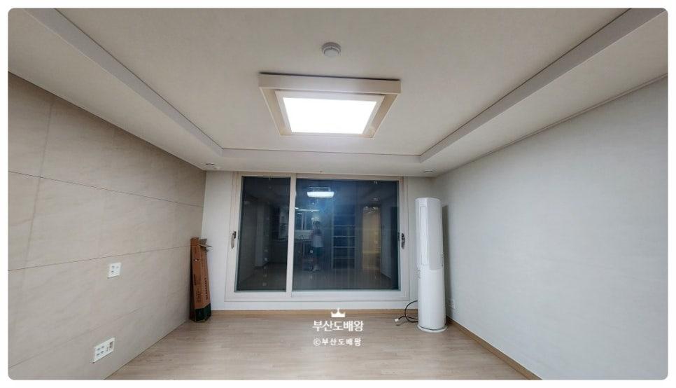 스카이라이트와 슬라이딩 창호가 보이는 공간