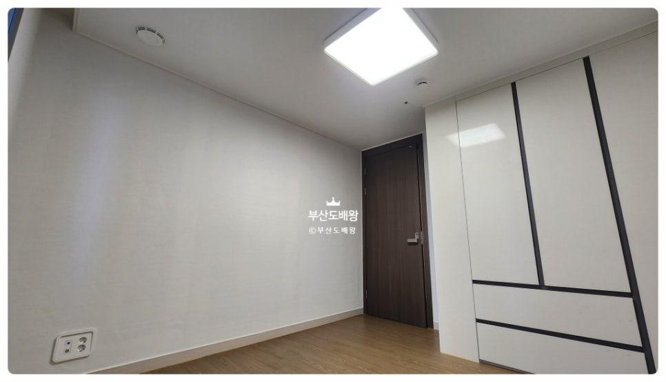 수납장과 도어가 배치된 실내 작업 공간