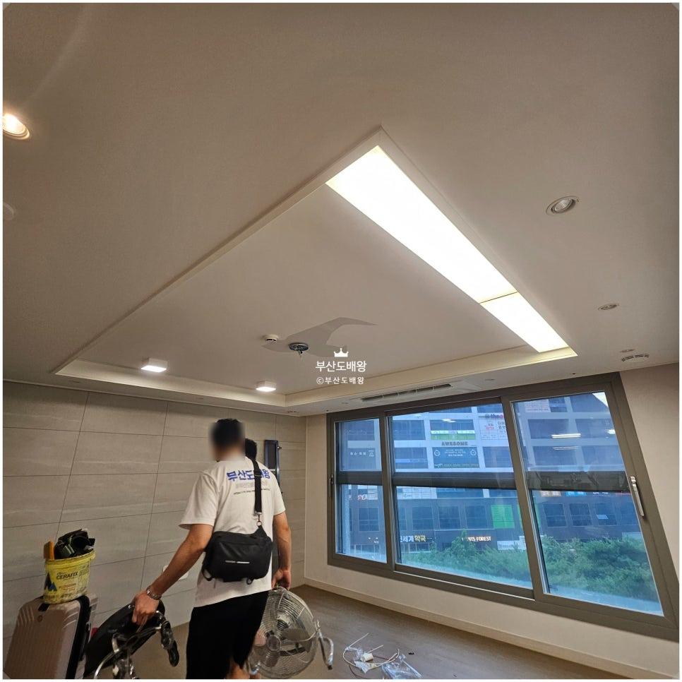 직선형 조명으로 환하게 밝혀진 거실 전경