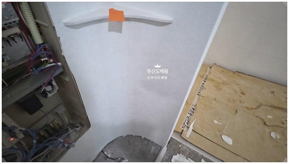 철거 후 노출된 벽면과 전기 배선 작업 중