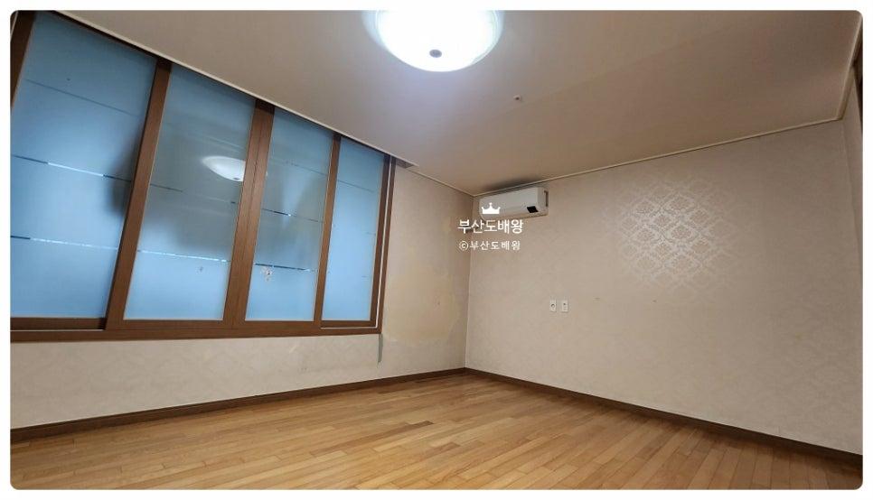 베이지색 벽지와 슬라이딩 창호가 있는 공간