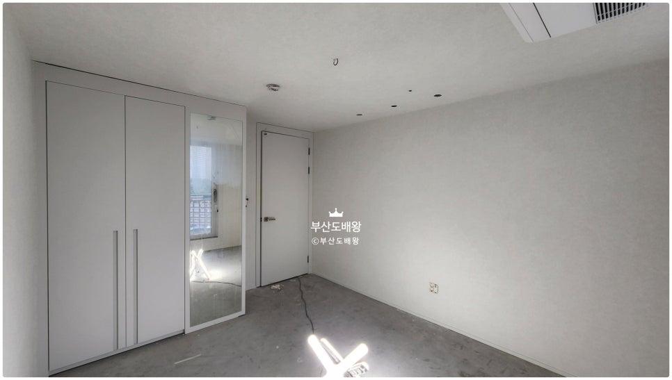 유리 문짝 수납장 주변의 기초 마감