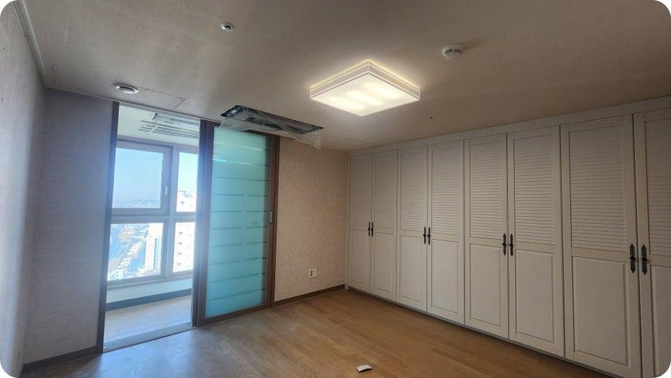 창호 주변의 낡은 벽지를 제거하는 과정