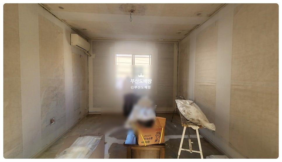 흙바닥 상태의 실내 공간과 천장 공기순환기