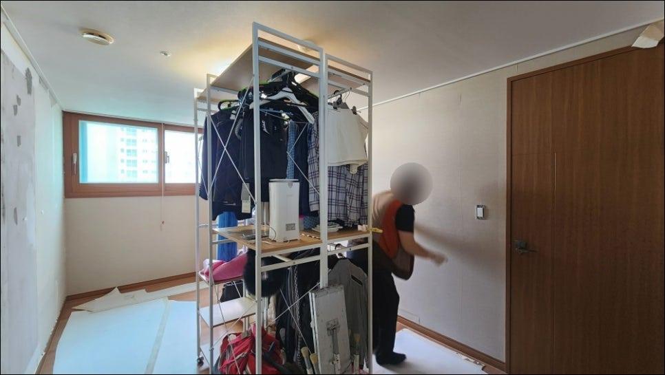 옷걸이 선반과 수납장이 설치된 화이트 톤의 벽면