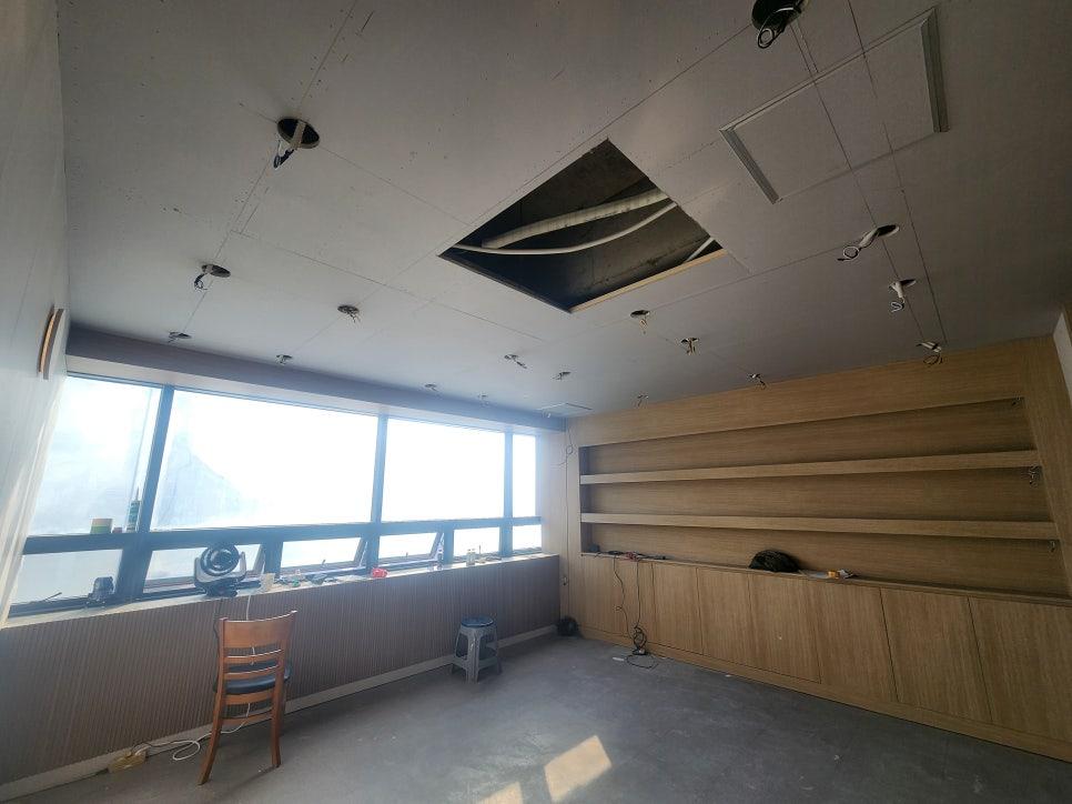 창문과 나무 톤 수납장이 배치된 마감 공간