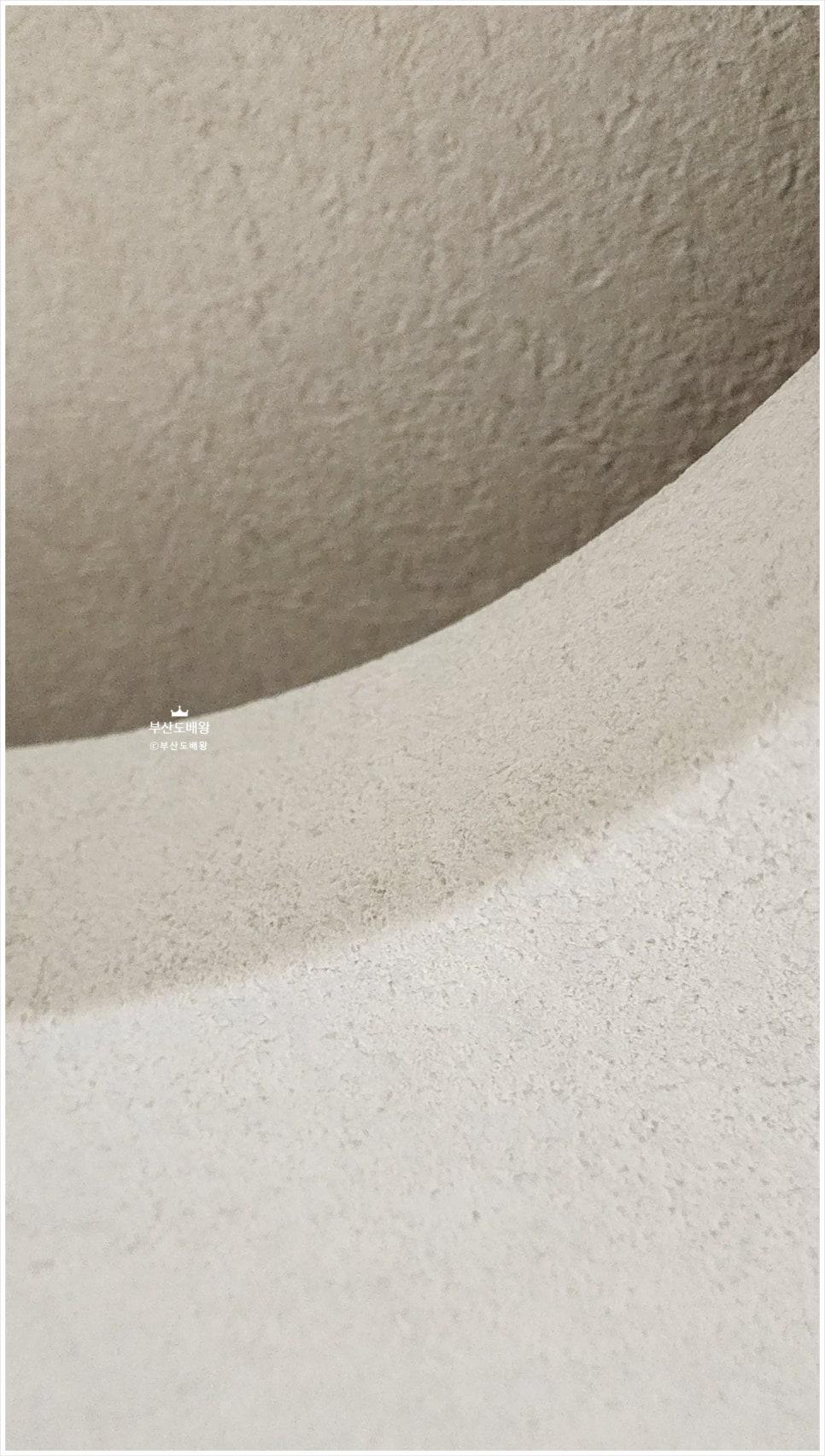회색빛 질감이 느껴지는 벽면 디테일