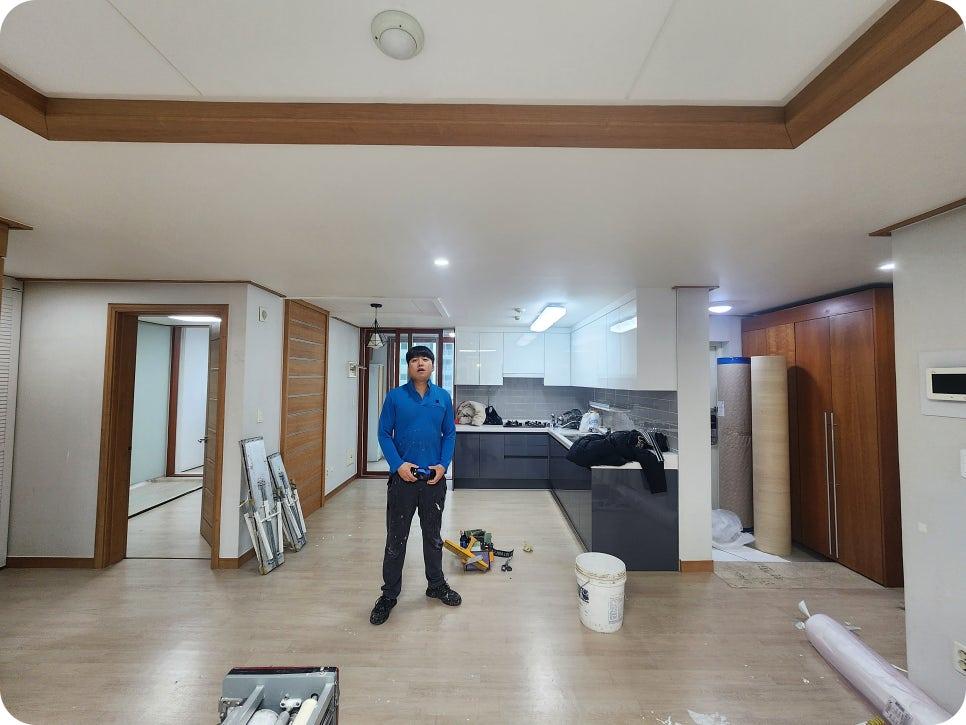벽지 철거 후 드러난 공간 전경