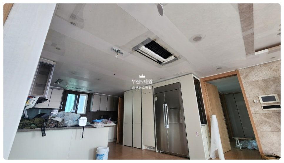 불투명 도어 패널과 카운터 공간 주변의 시공