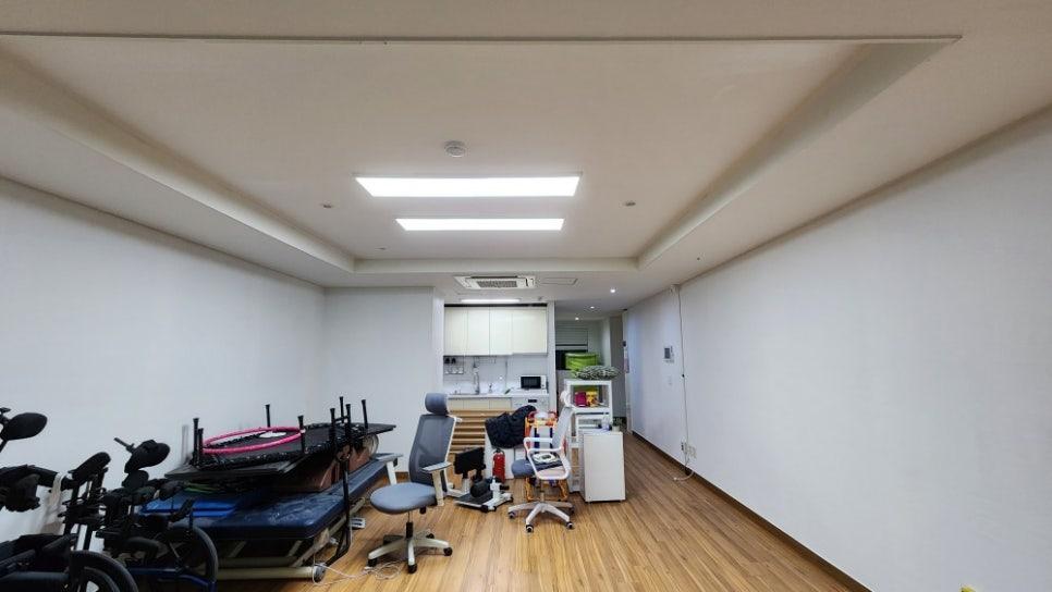 기구들이 배치된 실내 공간의 모습