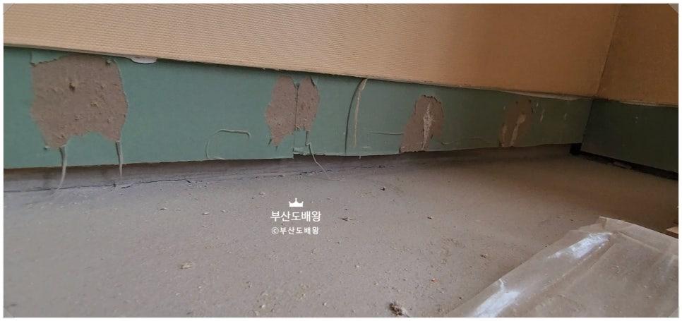 벽지가 벗겨진 시공 전의 거친 벽면 상태