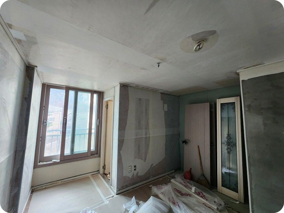 벽면 정리와 부분 페인트 작업이 보이는 모습