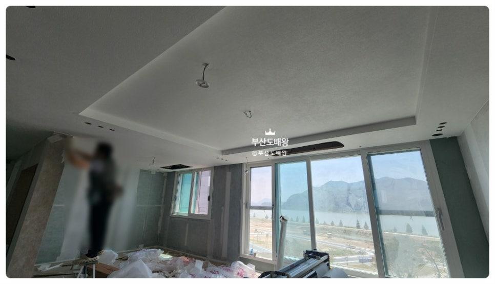 외부 풍경이 보이는 창가 주변의 도배 과정