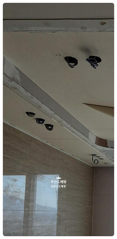 케이블이 노출된 천장 타공 부위