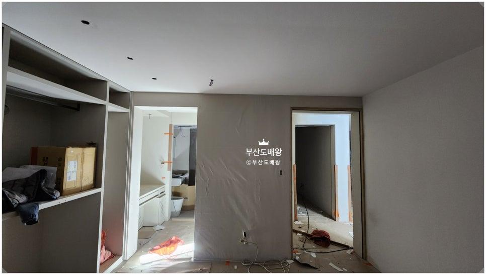 수납장과 박스가 놓인 공사 중인 실내