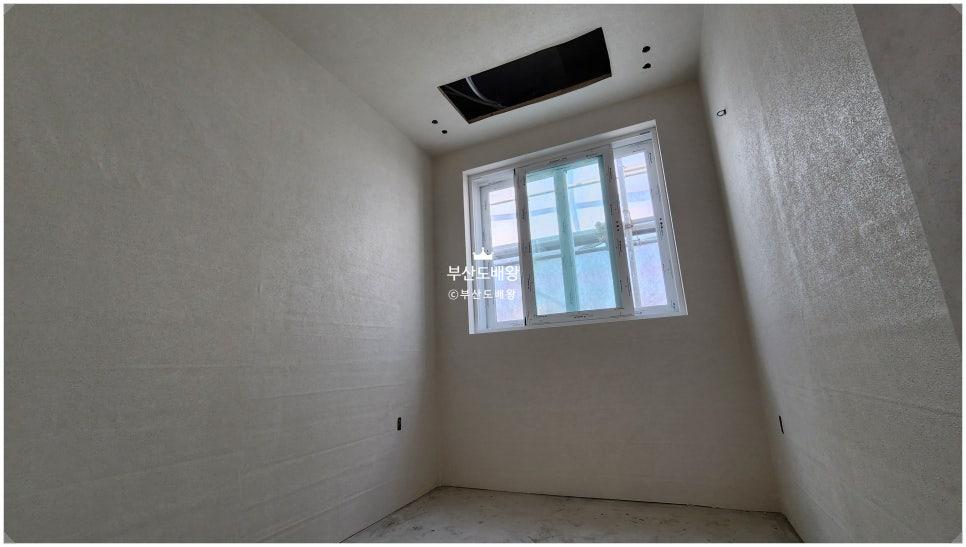 천장 개구부와 콘크리트 바닥이 보이는 빈 공간