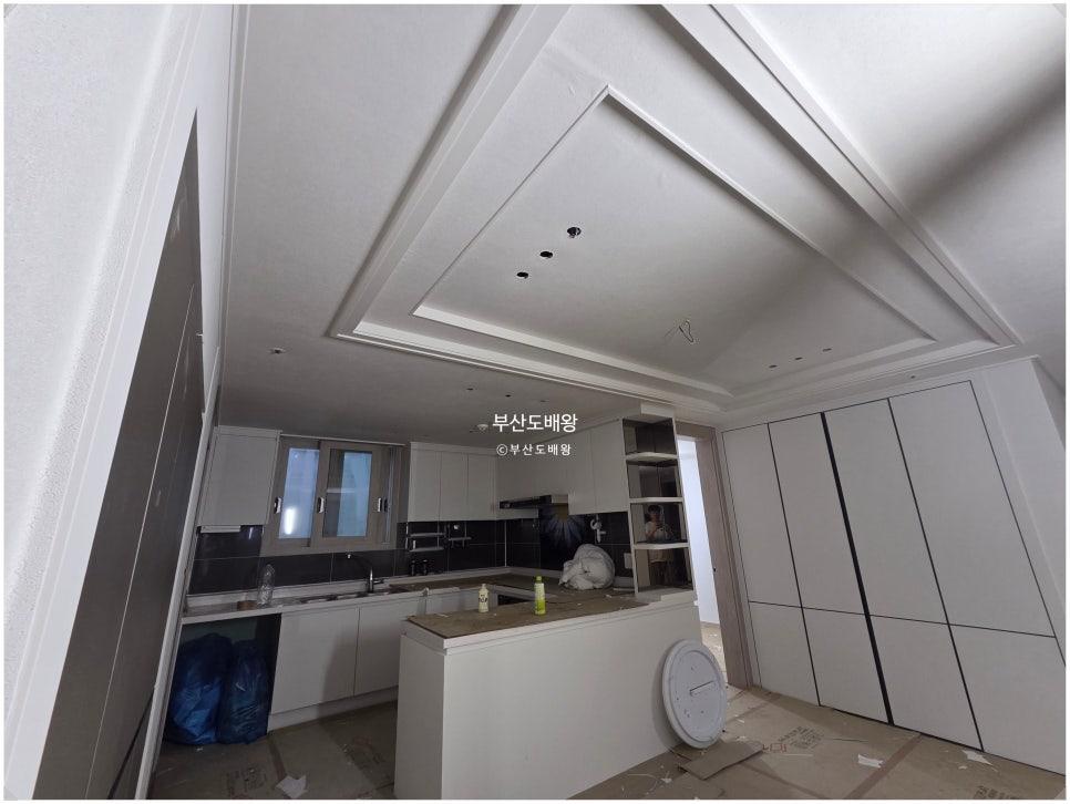 검은 타일 벽이 인상적인 주방