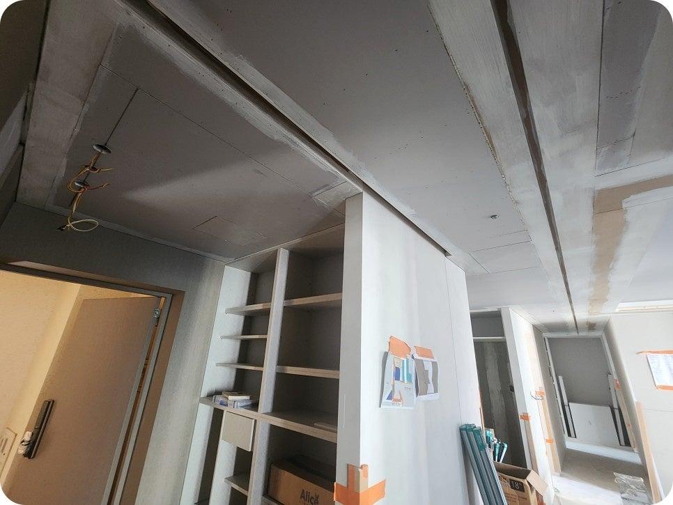 콘크리트 보와 전선이 보이는 천장 구조