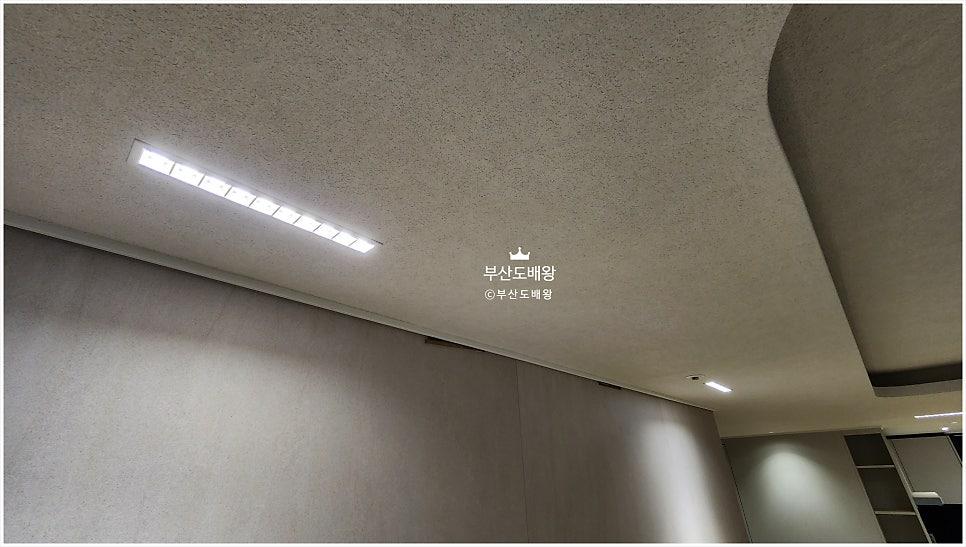 조명 아래 드러나는 벽지의 텍스처