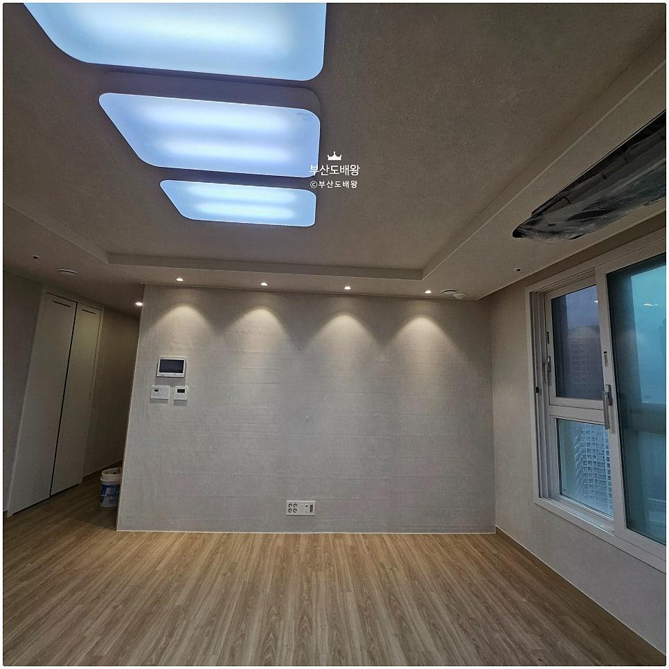 조명과 벽등이 어우러진 완성된 벽면의 모습