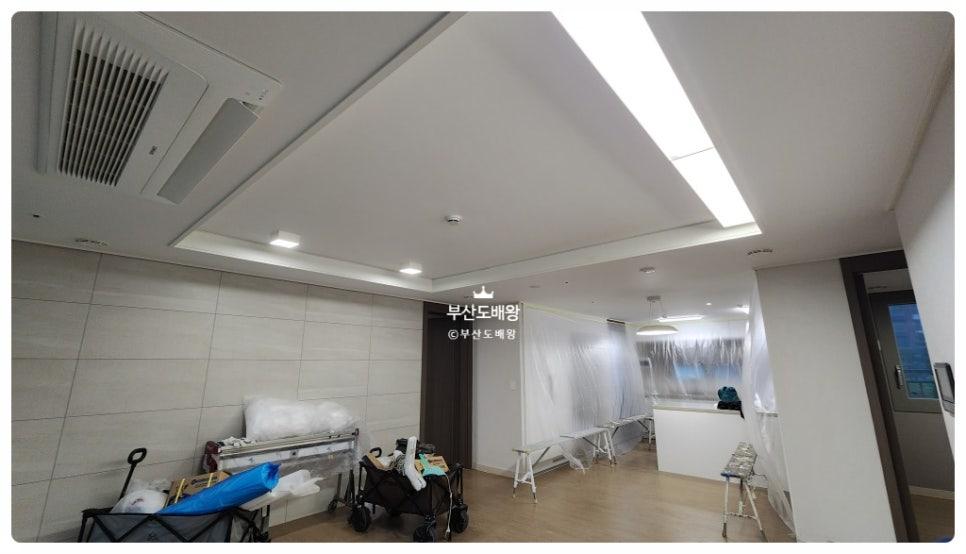 에어컨과 타일 벽면이 보이는 주방 인근 작업 현장