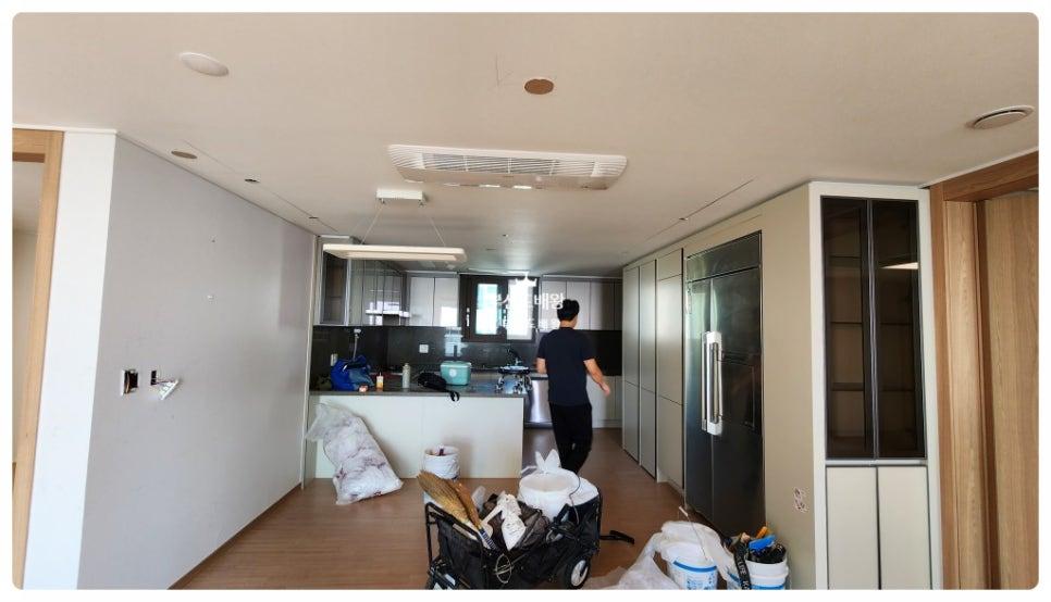수납장과 내부 선반이 있는 지점의 세부 마감