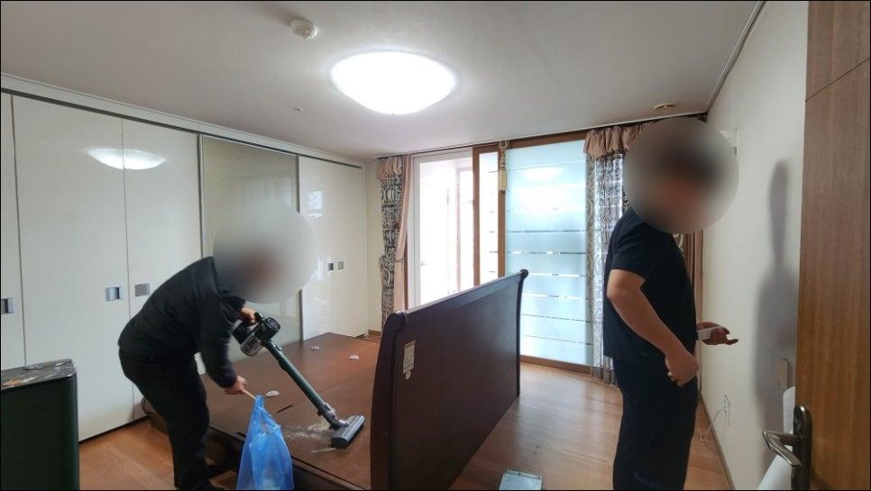 슬라이딩 문과 가구가 배치된 공간의 청소 및 준비 과정