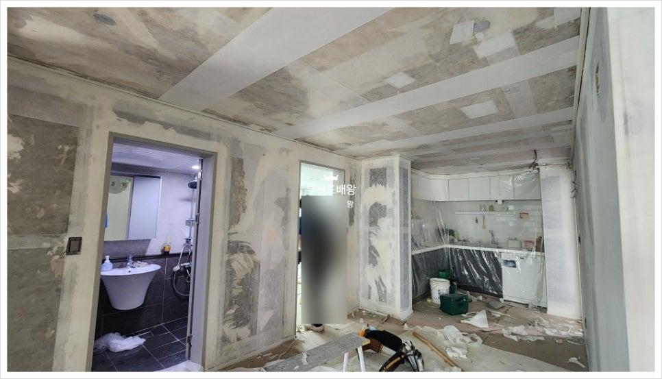 욕조와 세면대, 샤워 설비가 보이는 욕실 내부
