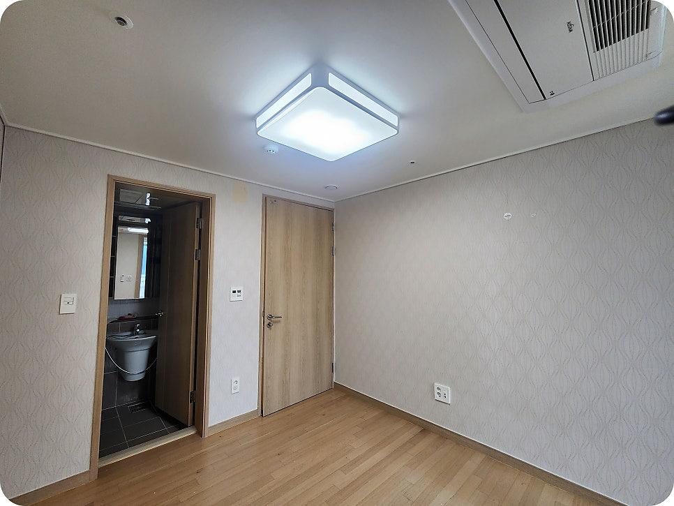 욕조와 세면대가 보이는 욕실 전경