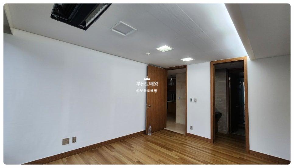 공기순환기가 설치된 넓은 공간의 벽면 작업 모습