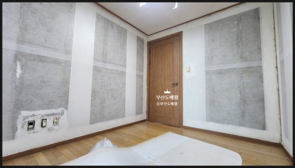 회색 텍스처 도배지가 적용된 방의 모습