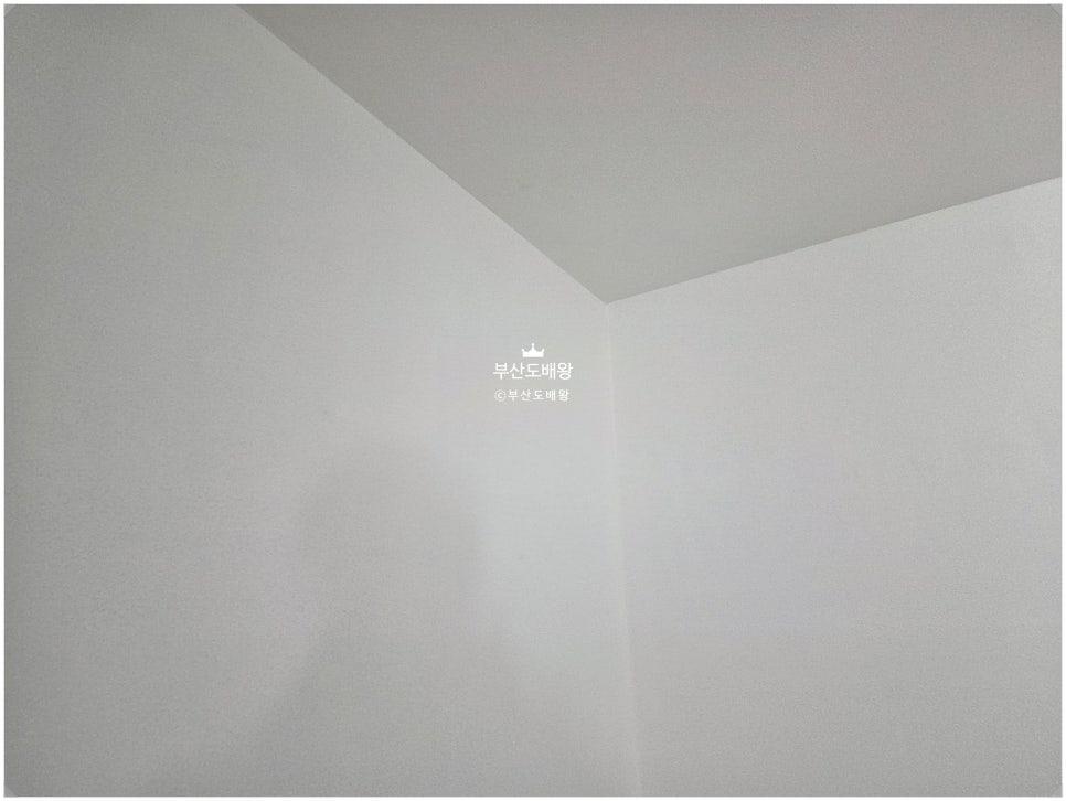 하얀 면으로 채워지는 텅 빈 공간