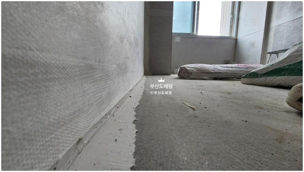 텍스처 마감재가 부착된 벽면과 콘크리트 바닥의 공사 현장