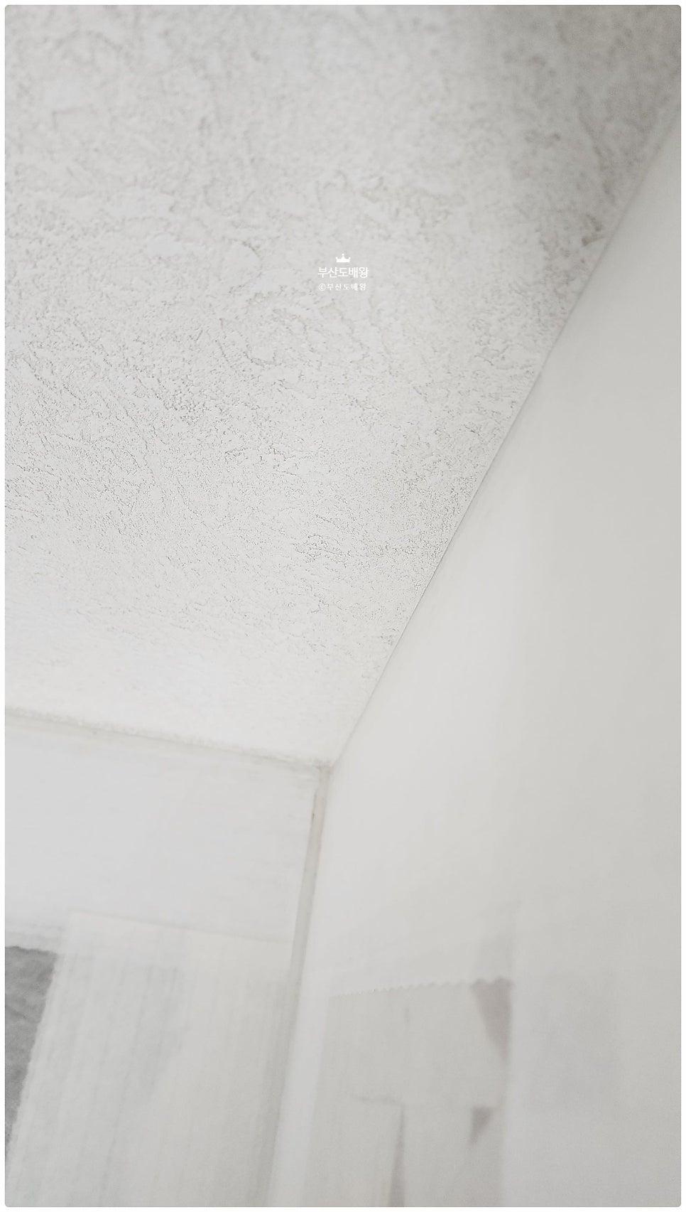 천장 텍스처와 벽의 접합 부분 근접 샷