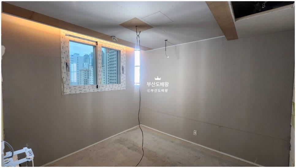 창호 주변 보드 보호 처리와 전선이 노출된 흙바닥 상태의 공간