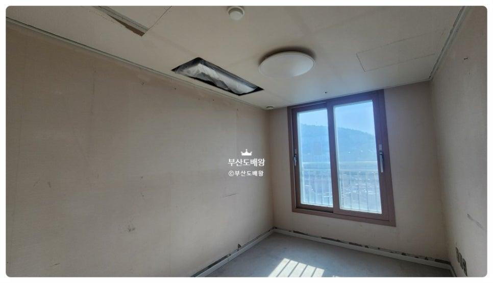 베이지색 벽면과 회색 타일 바닥의 빈 공간