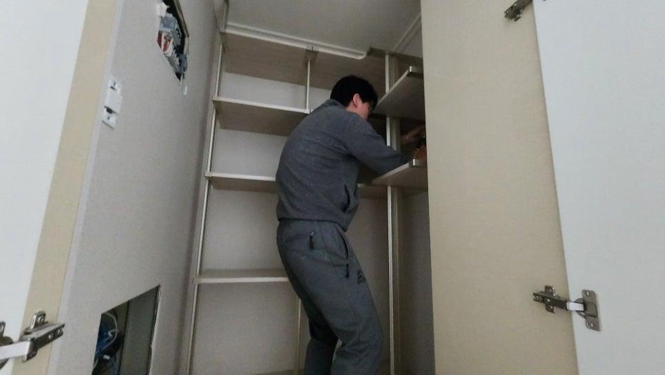 수납장 구조물 주변에서 진행되는 벽면 작업