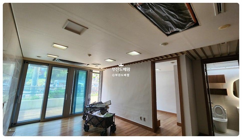 매립등과 벽 수납장이 설치된 욕실 내부